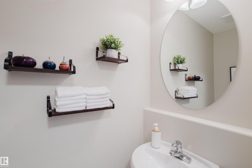 11660 15 Avenue Nw, Edmonton, AB - Indoor Photo Showing Bathroom