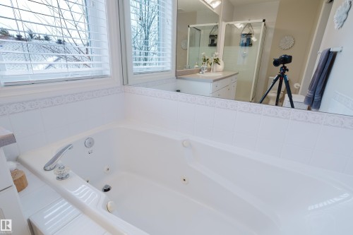 11660 15 Avenue Nw, Edmonton, AB - Indoor Photo Showing Bathroom