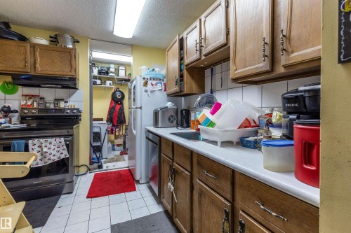 279 Surrey Gardens, Edmonton, AB - Indoor Photo Showing Kitchen
