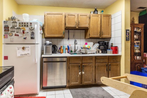 279 Surrey Gardens, Edmonton, AB - Indoor Photo Showing Kitchen