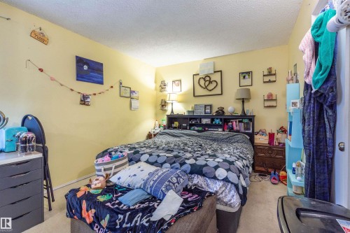 279 Surrey Gardens, Edmonton, AB - Indoor Photo Showing Bedroom