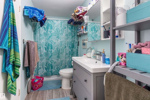 279 Surrey Gardens, Edmonton, AB - Indoor Photo Showing Bathroom