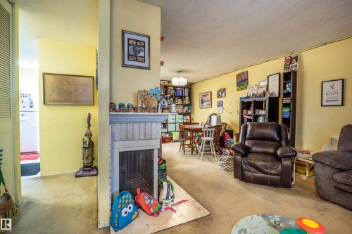 279 Surrey Gardens, Edmonton, AB - Indoor Photo Showing Living Room