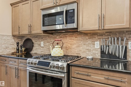 6477 Elston Loop, Edmonton, AB - Indoor Photo Showing Kitchen With Upgraded Kitchen