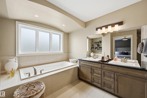 6477 Elston Loop, Edmonton, AB - Indoor Photo Showing Bathroom