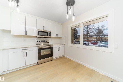3293 139 Avenue, Edmonton, AB - Indoor Photo Showing Kitchen