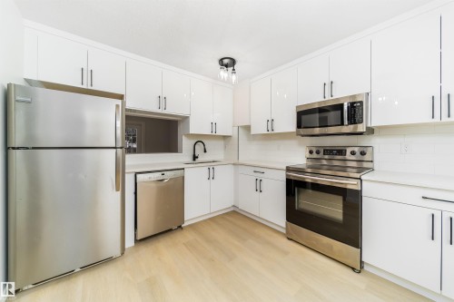 3293 139 Avenue, Edmonton, AB - Indoor Photo Showing Kitchen