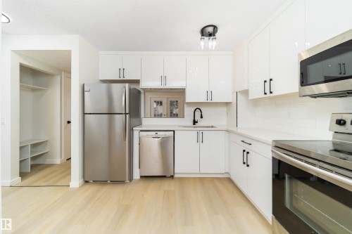 3293 139 Avenue, Edmonton, AB - Indoor Photo Showing Kitchen