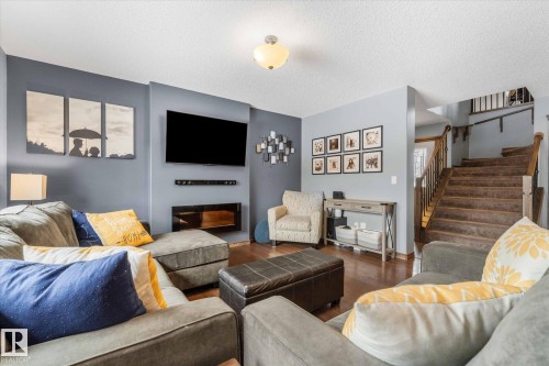 4 Hewitt Circle, Spruce Grove, AB - Indoor Photo Showing Living Room