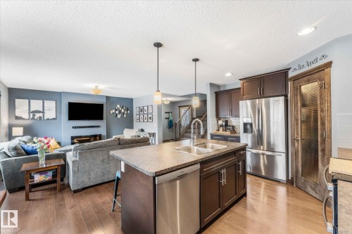 4 Hewitt Circle, Spruce Grove, AB - Indoor Photo Showing Kitchen With Double Sink With Upgraded Kitchen