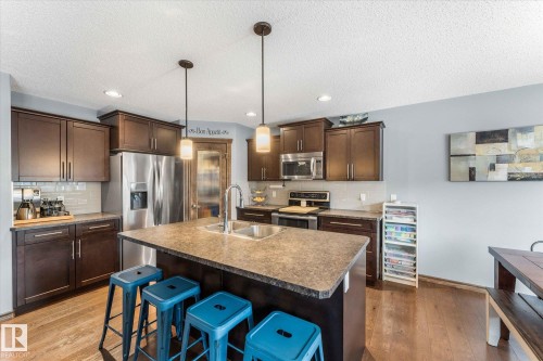 4 Hewitt Circle, Spruce Grove, AB - Indoor Photo Showing Kitchen With Double Sink With Upgraded Kitchen