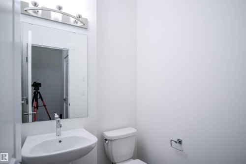 53 7110 Keswick Common Sw, Edmonton, AB - Indoor Photo Showing Bathroom