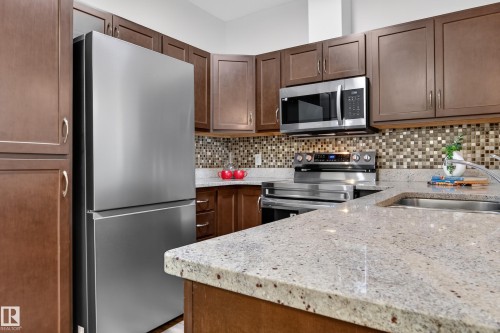 125 304 Ambleside Link Link, Edmonton, AB - Indoor Photo Showing Kitchen With Upgraded Kitchen