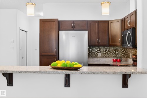 125 304 Ambleside Link Link, Edmonton, AB - Indoor Photo Showing Kitchen With Upgraded Kitchen