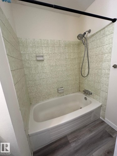 5462 38A Avenue, Edmonton, AB - Indoor Photo Showing Bathroom