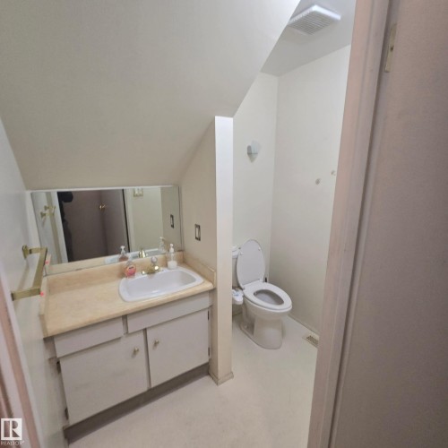 5462 38A Avenue, Edmonton, AB - Indoor Photo Showing Bathroom