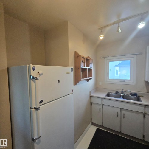 5462 38A Avenue, Edmonton, AB - Indoor Photo Showing Kitchen With Double Sink