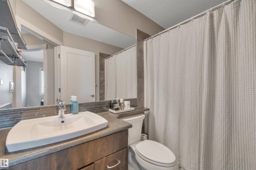 4 5203 149 Avenue, Edmonton, AB - Indoor Photo Showing Bathroom