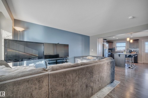 4 5203 149 Avenue, Edmonton, AB - Indoor Photo Showing Living Room