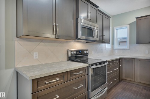 671 Secord Boulevard, Edmonton, AB - Indoor Photo Showing Kitchen With Upgraded Kitchen