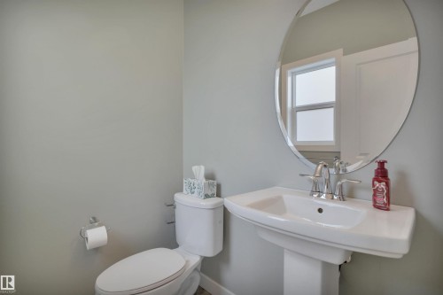 671 Secord Boulevard, Edmonton, AB - Indoor Photo Showing Bathroom