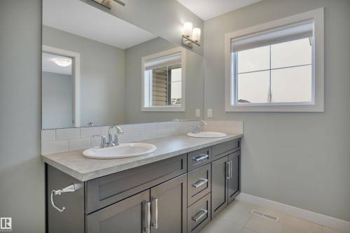 671 Secord Boulevard, Edmonton, AB - Indoor Photo Showing Bathroom