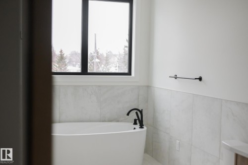 9140 74 Avenue, Edmonton, AB - Indoor Photo Showing Bathroom