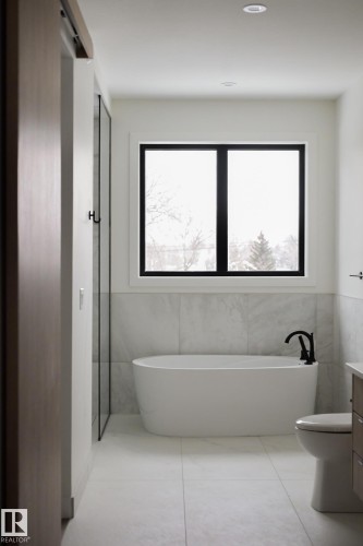 9140 74 Avenue, Edmonton, AB - Indoor Photo Showing Bathroom