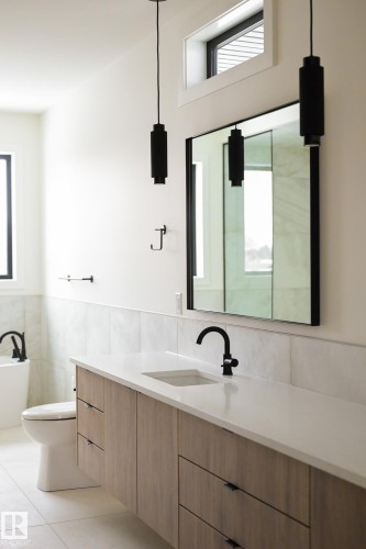9140 74 Avenue, Edmonton, AB - Indoor Photo Showing Bathroom