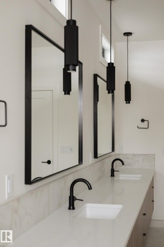 9140 74 Avenue, Edmonton, AB - Indoor Photo Showing Bathroom