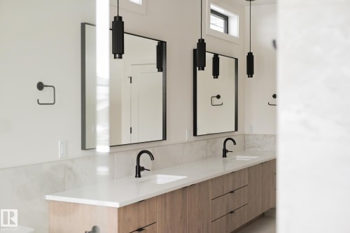 9140 74 Avenue, Edmonton, AB - Indoor Photo Showing Bathroom