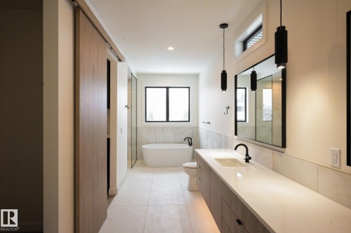 9140 74 Avenue, Edmonton, AB - Indoor Photo Showing Bathroom