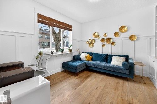 9738 75 Avenue, Edmonton, AB - Indoor Photo Showing Living Room