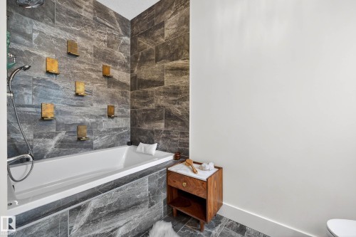 9738 75 Avenue, Edmonton, AB - Indoor Photo Showing Bathroom