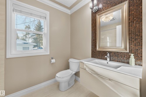 11567 80 Avenue, Edmonton, AB - Indoor Photo Showing Bathroom