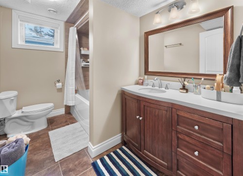 11567 80 Avenue, Edmonton, AB - Indoor Photo Showing Bathroom