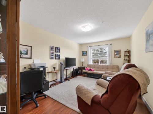 218 2045 Grantham Crest, Edmonton, AB - Indoor Photo Showing Living Room