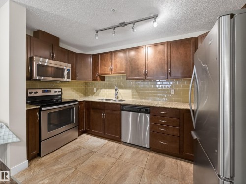 218 2045 Grantham Crest, Edmonton, AB - Indoor Photo Showing Kitchen With Double Sink
