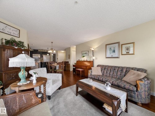 218 2045 Grantham Crest, Edmonton, AB - Indoor Photo Showing Living Room