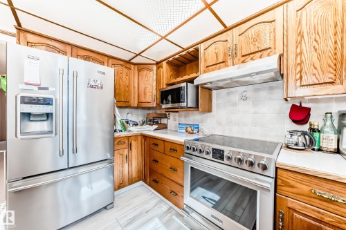 17911 57 Avenue, Edmonton, AB - Indoor Photo Showing Kitchen