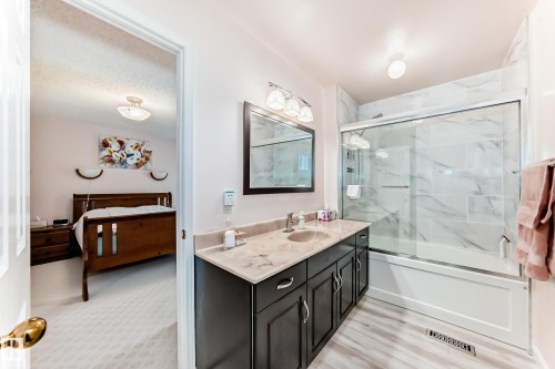 17911 57 Avenue, Edmonton, AB - Indoor Photo Showing Bathroom