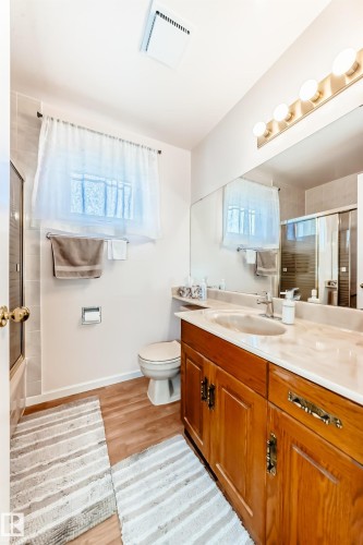 17911 57 Avenue, Edmonton, AB - Indoor Photo Showing Bathroom