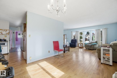 82 Windermere Drive, Spruce Grove, AB - Indoor Photo Showing Living Room