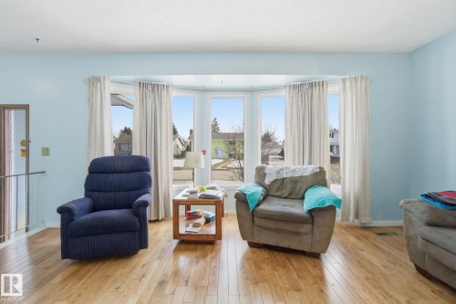 82 Windermere Drive, Spruce Grove, AB - Indoor Photo Showing Living Room