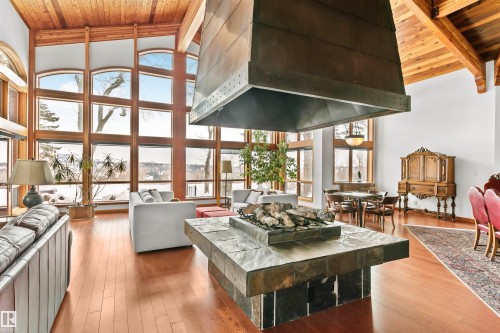 12 Wellington Crescent, Edmonton, AB - Indoor Photo Showing Living Room