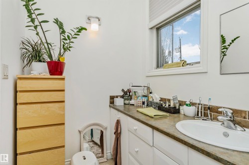 12 Wellington Crescent, Edmonton, AB - Indoor Photo Showing Bathroom