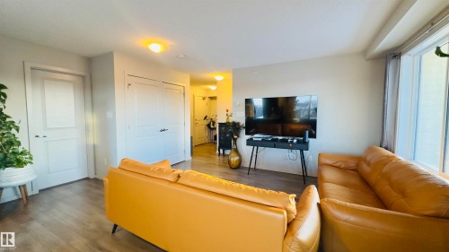 419 142 Ebbers Boulevard, Edmonton, AB - Indoor Photo Showing Living Room