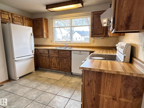 9928 181 Street, Edmonton, AB - Indoor Photo Showing Kitchen