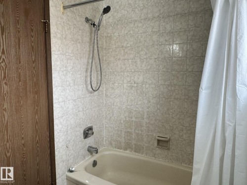 9928 181 Street, Edmonton, AB - Indoor Photo Showing Bathroom