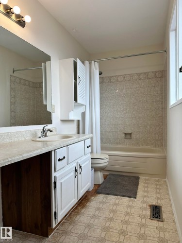 9928 181 Street, Edmonton, AB - Indoor Photo Showing Bathroom
